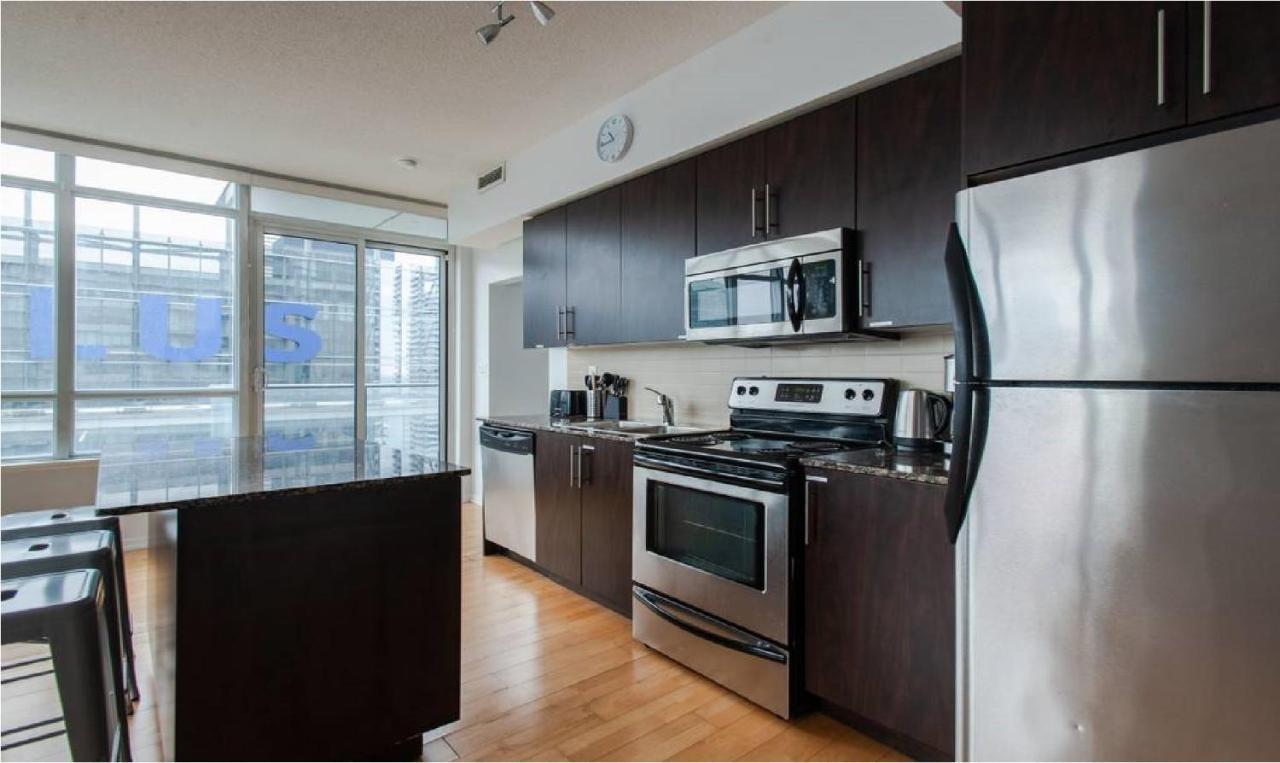 Toronto Downtown Core Two Bedroom Condo With Cn Tower View, Free Parking Exterior photo