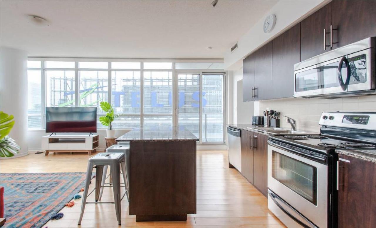 Toronto Downtown Core Two Bedroom Condo With Cn Tower View, Free Parking Exterior photo