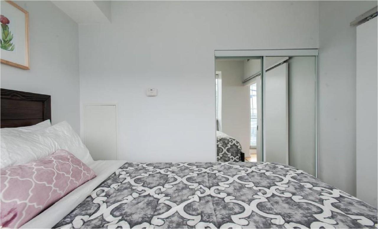 Toronto Downtown Core Two Bedroom Condo With Cn Tower View, Free Parking Exterior photo